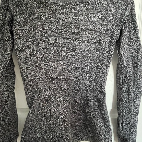Compression lululemon long sleeve sweater barely worn - Picture 4 of 5